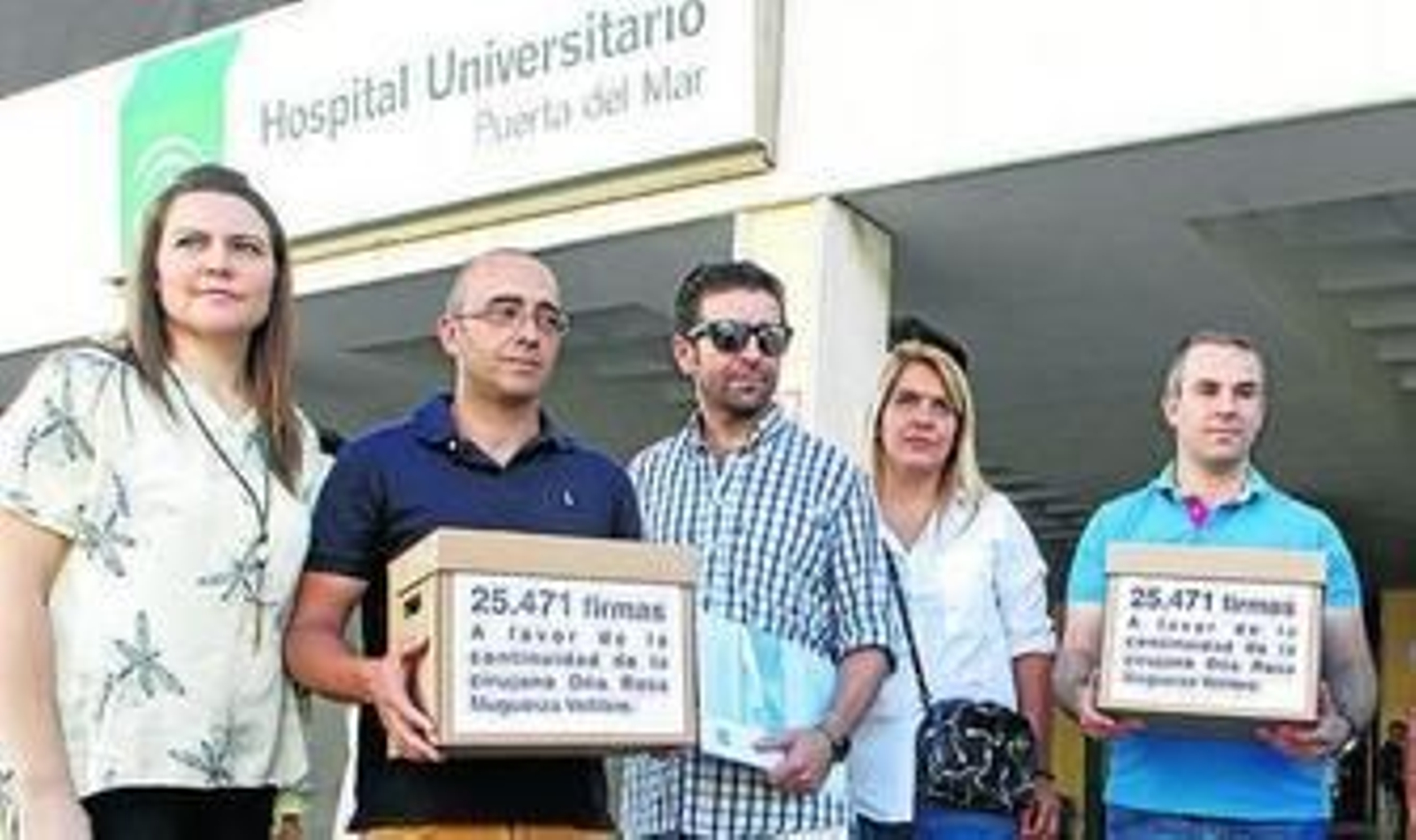 Algunos de los padres con las firmas que entregaron en el hospital.