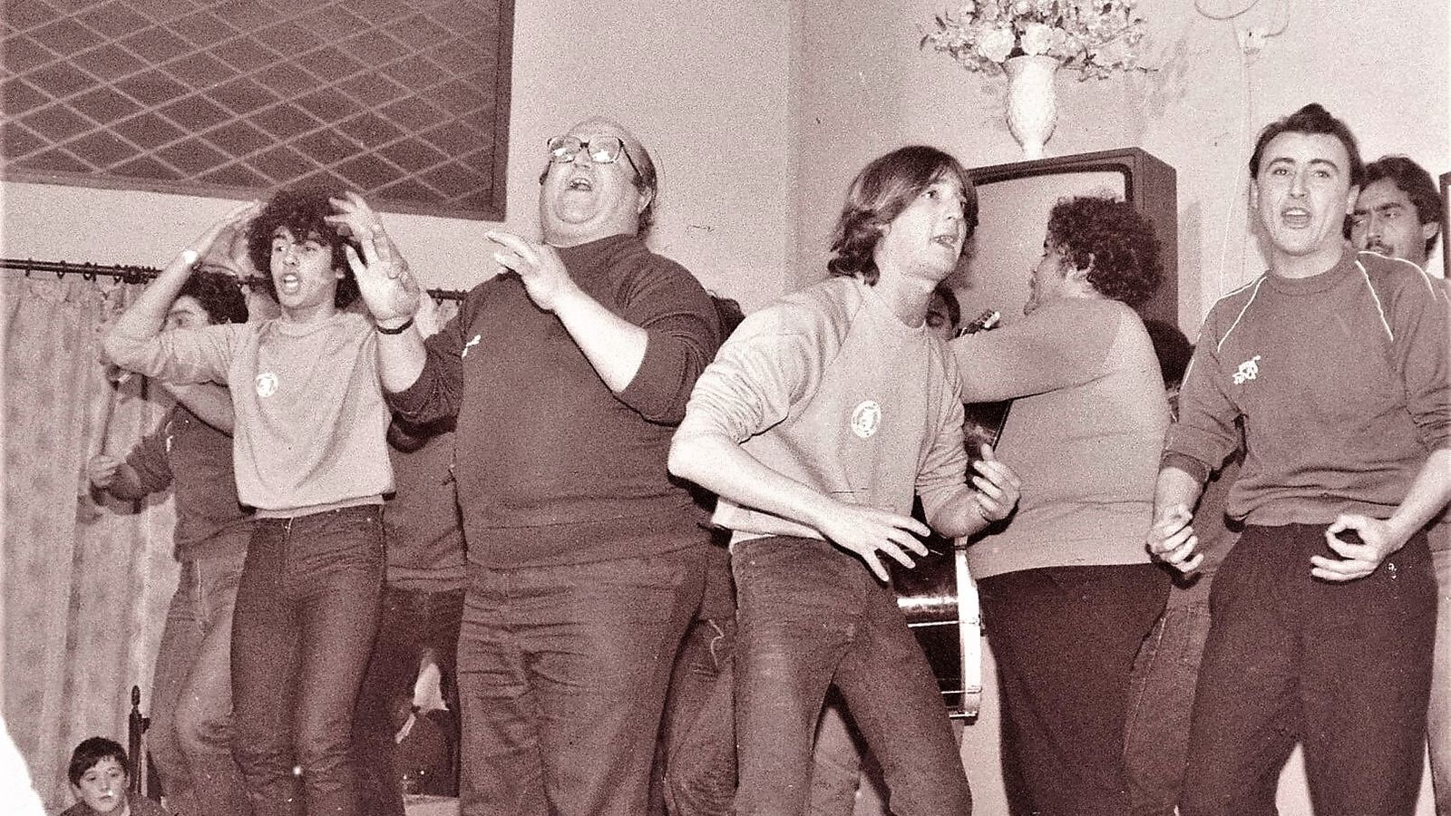 La chirigota 'Que viene el coco', de 1985, en un ensayo general.