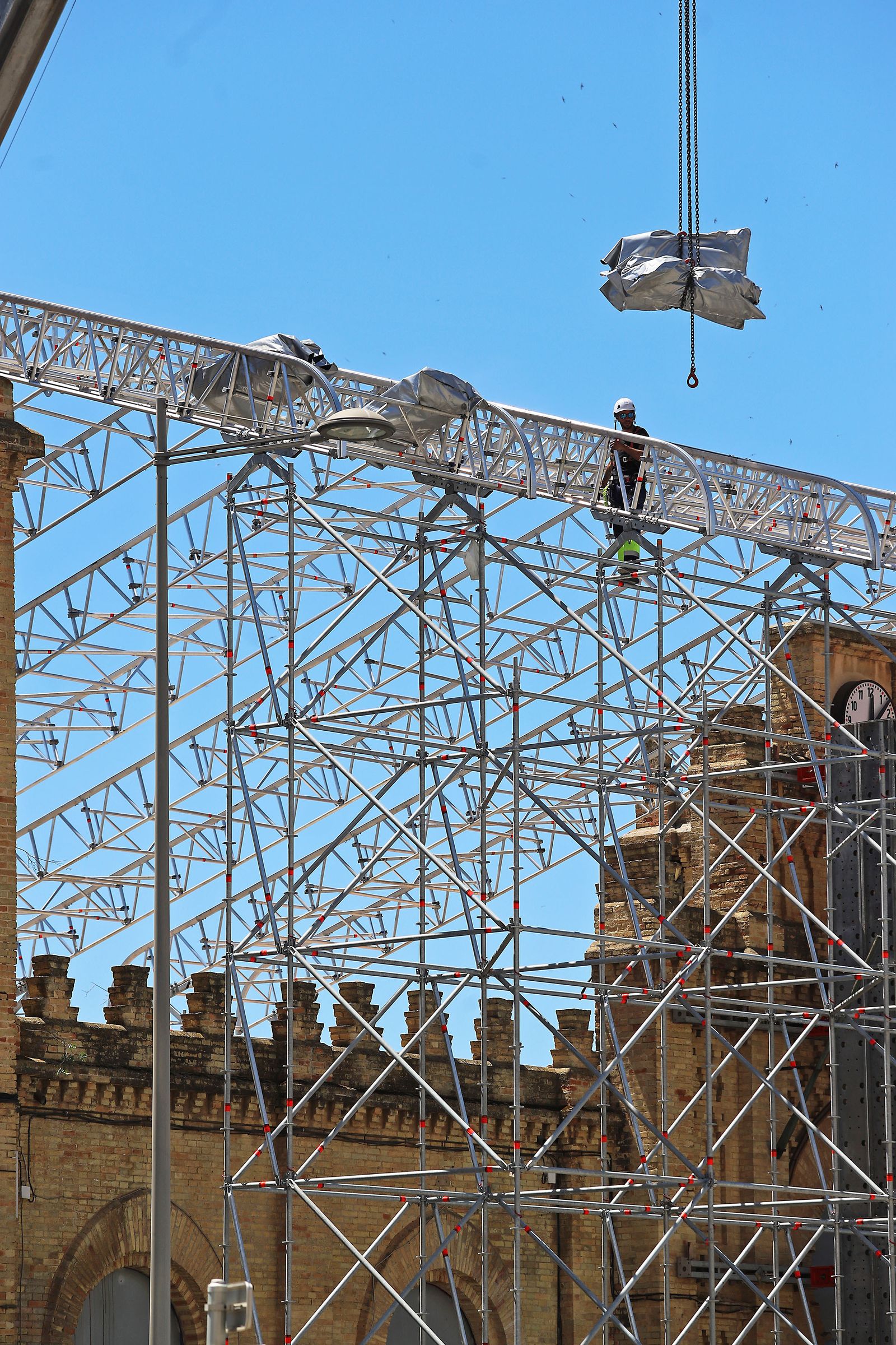 Imágenes del montaje del techo de la antigua estación de trenes de Huelva