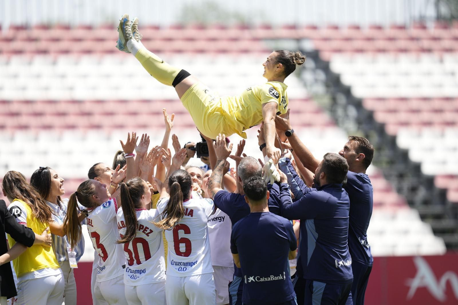 Yoli Aguirre, manteada en su último encuentro como futbolista profesional Yoli Aguirre, manteada en su último encuentro como futbolista profesional