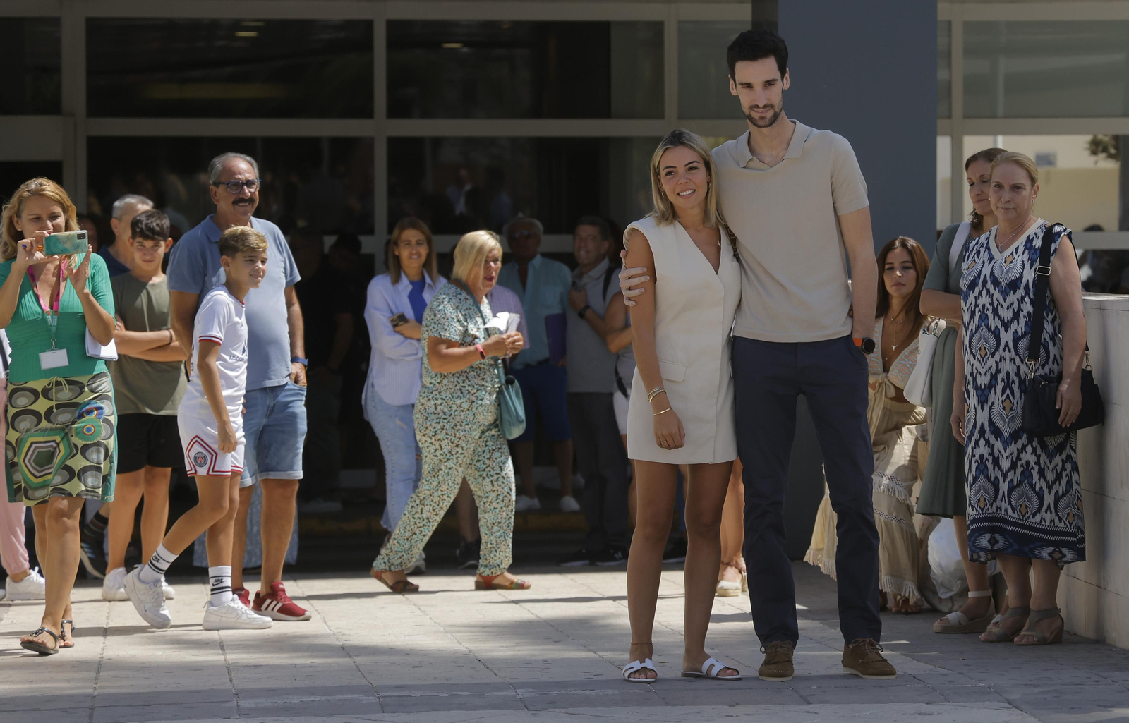 La salida de Sergio Rico del hospital, en imágenes