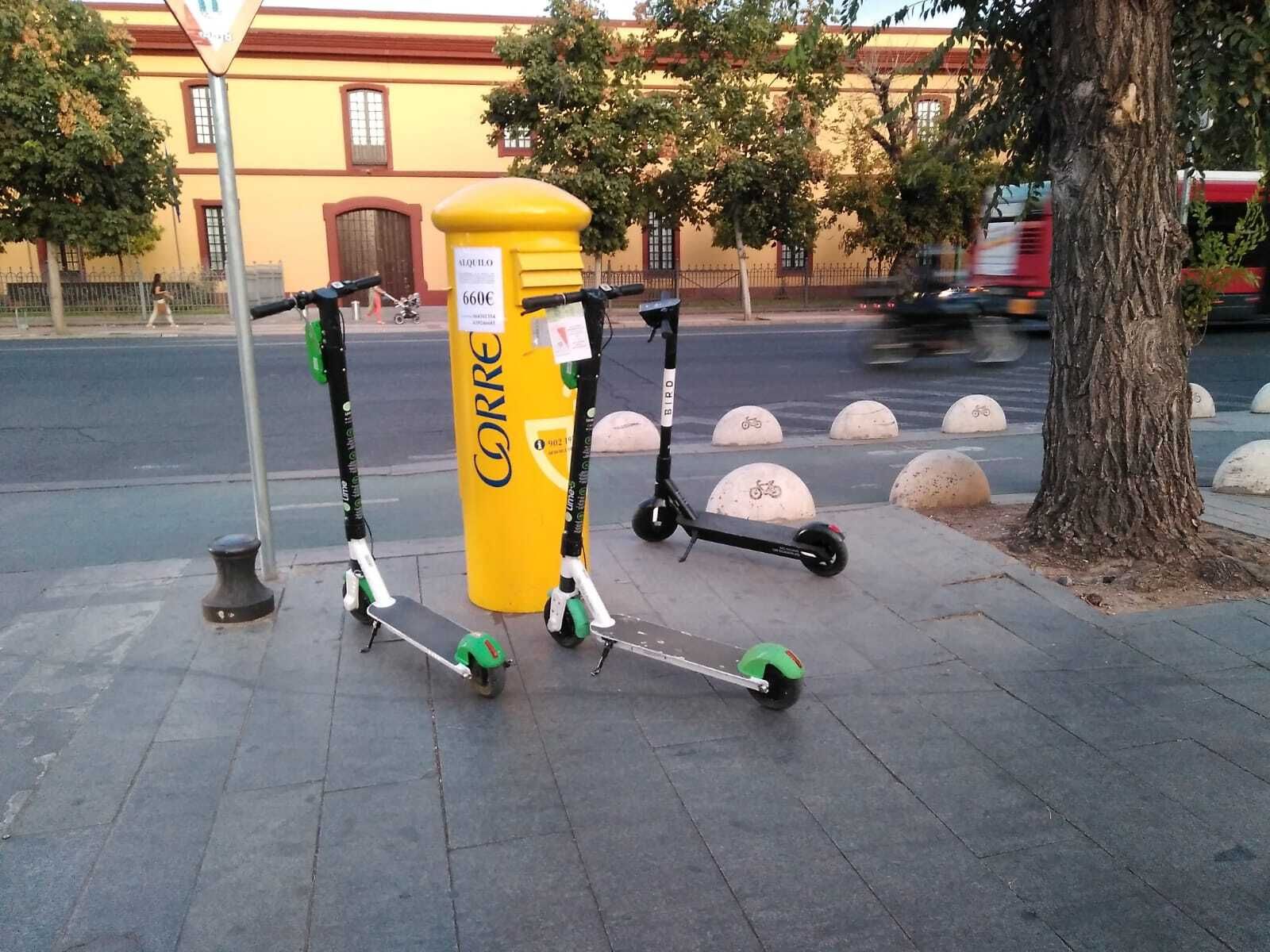 Patinetes eléctricos de las dos empresas que operaban en Sevilla hasta ahora.