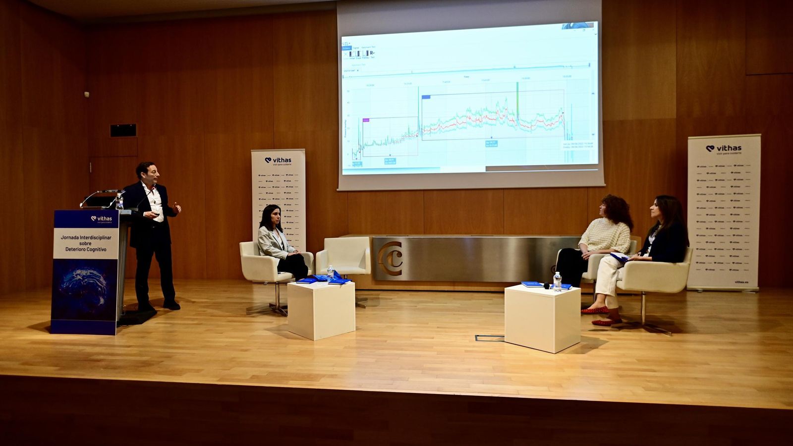 El neurocirujano Ángel Horcajadas durante su exposición.