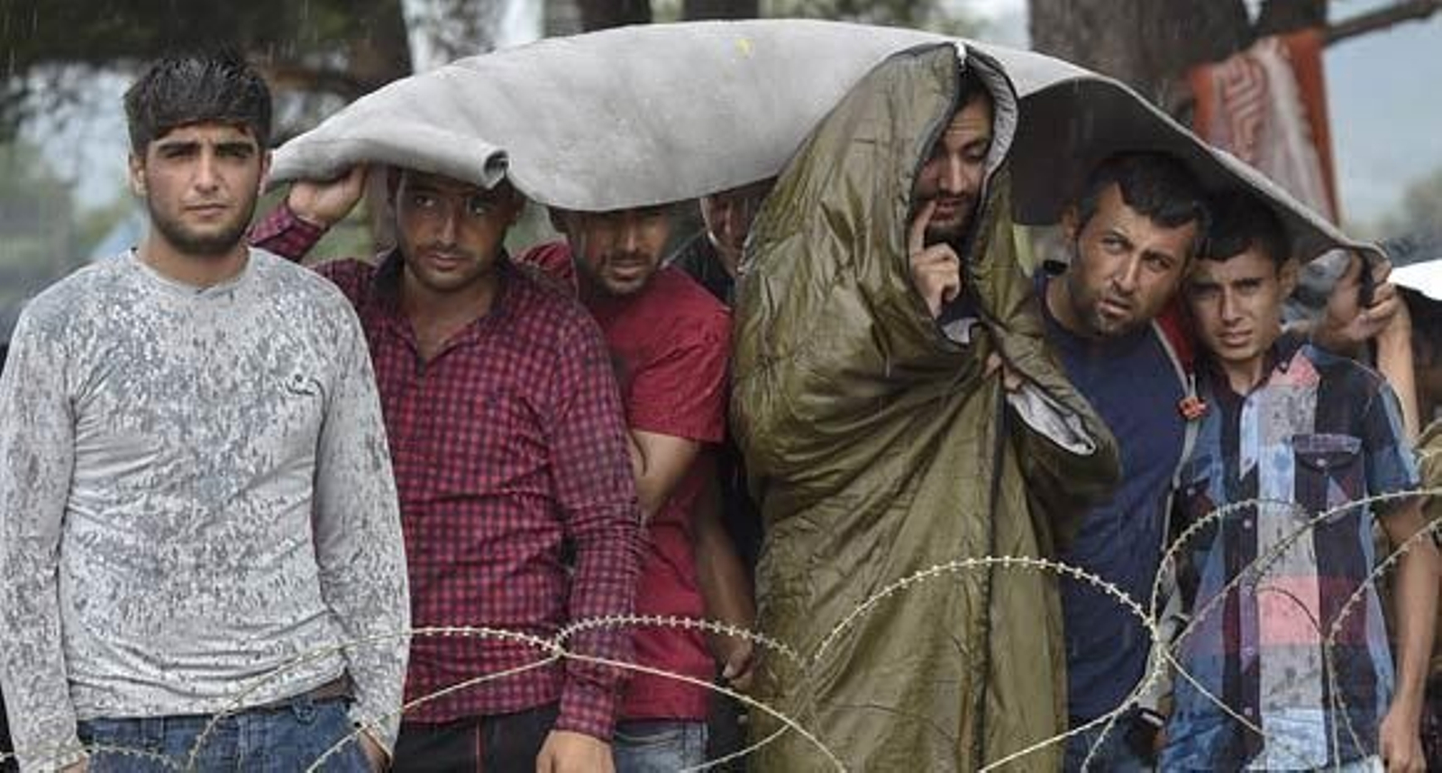 Macedonia permite entrar a cientos de refugiados por la frontera con Grecia