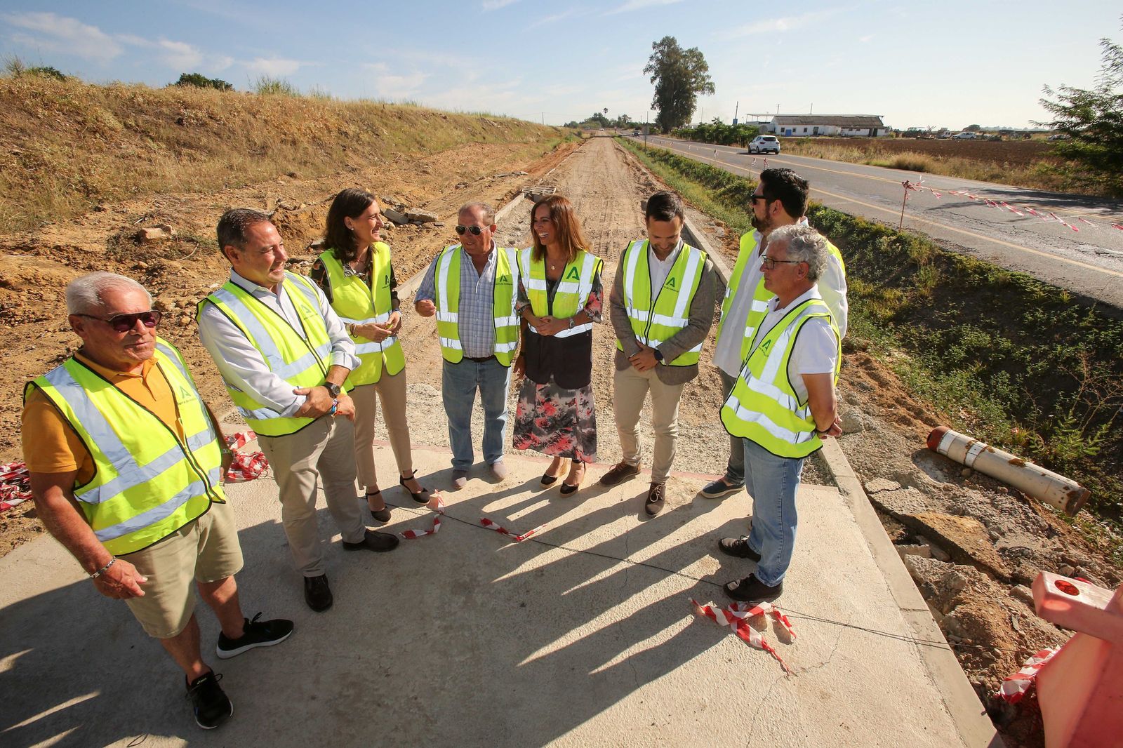 Visita de la consejera Rocío Díaz a las obras del carril bici que conectará Valdezorras con Parque Alcosa antes de final de año