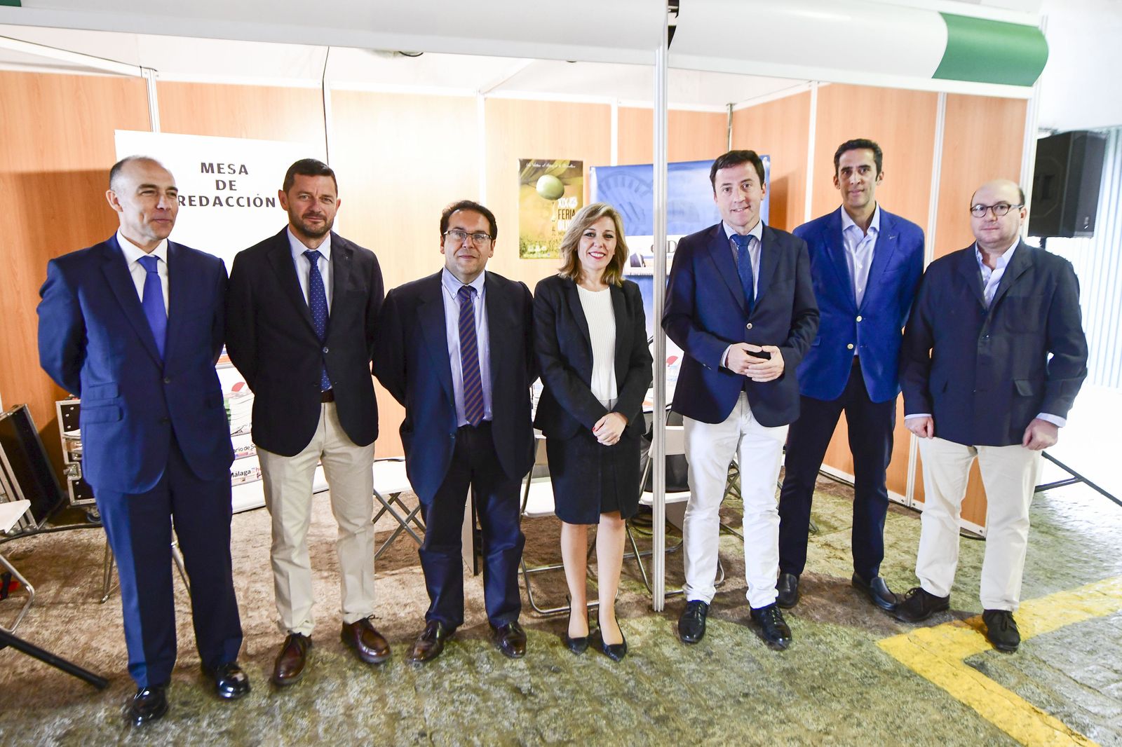 Foto de familia de los participantes en la mesa de redacción de 'el Día'.