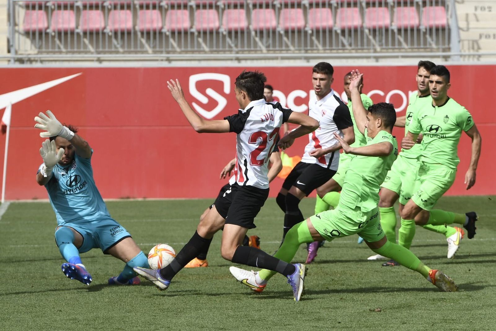 Lulo, autor del 1-0, en un ataque sevillista sobre la portería de René.