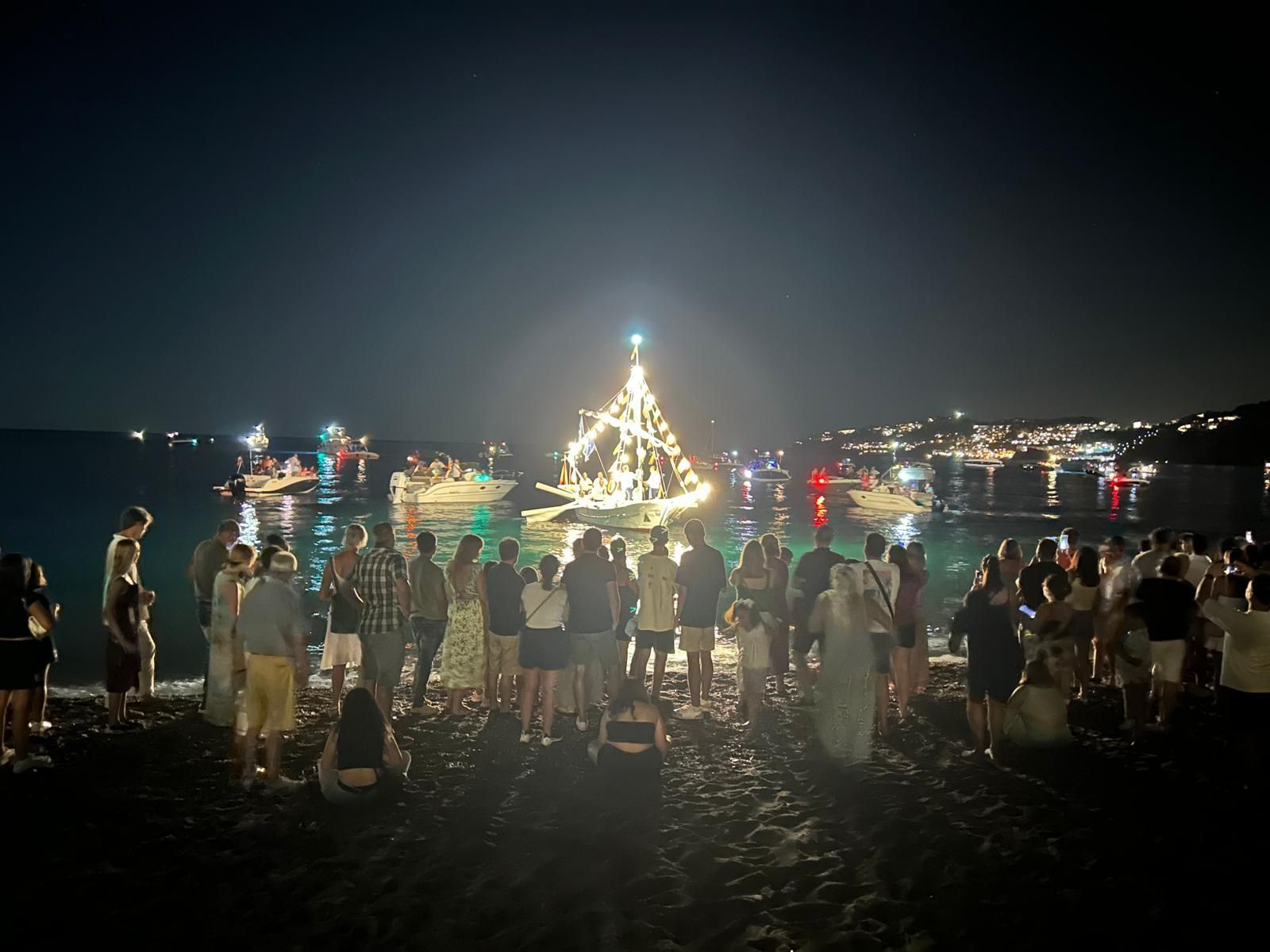 Fotos | Finalizan las fiestas de Almuñécar con mucho ritmo, luces y procesiones