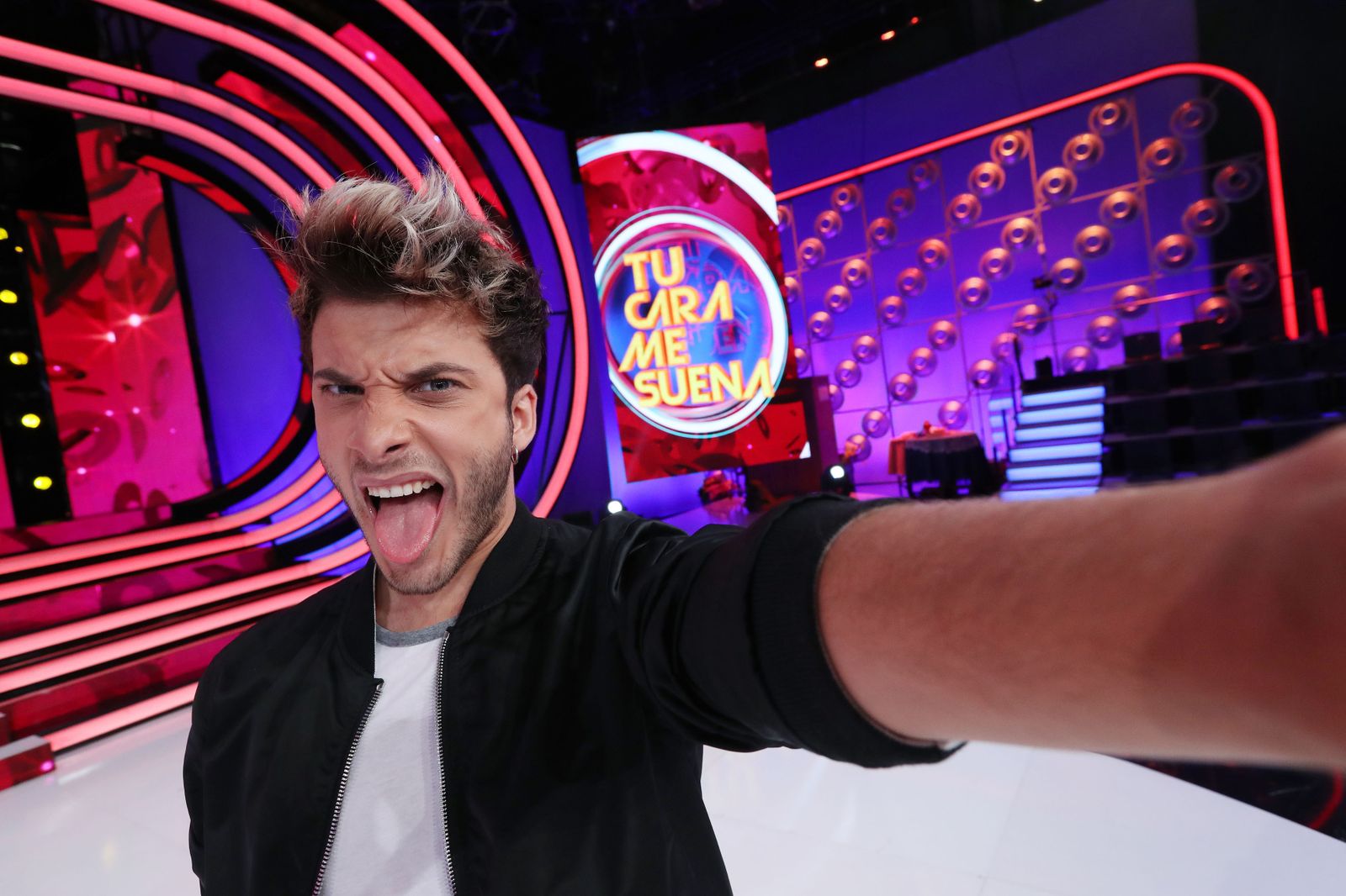 El cantante, en un 'selfie' que se hizo en el plató del programa 'Tu cara me suena'.