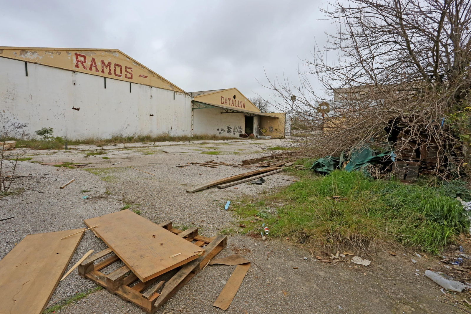 Expolian e incendian las antiguas instalaciones de Ramos-Catalina