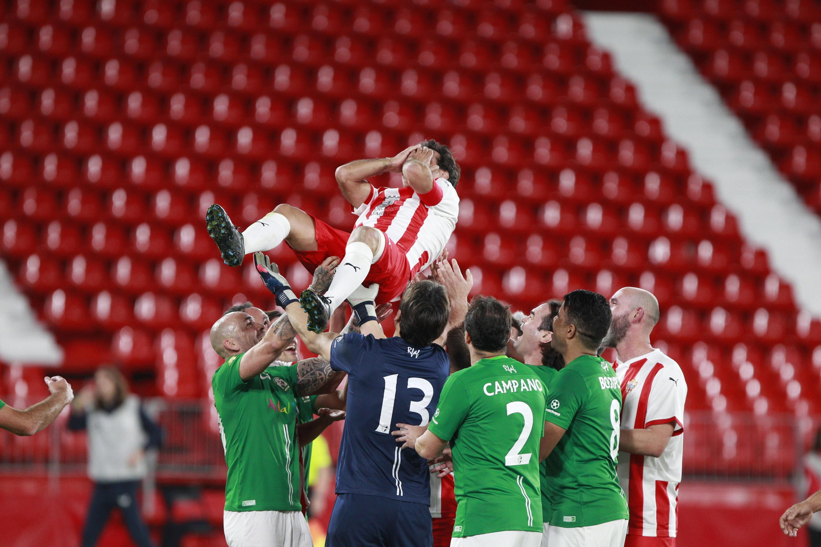 Imágenes del partido homenaje al 'eterno' capitán de la U.D. Almería, José Ortiz