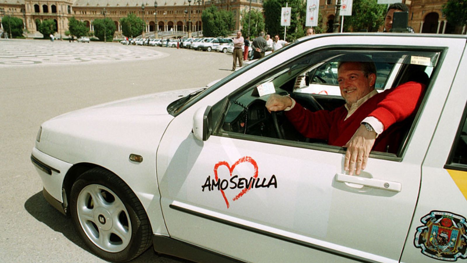 Alejandro Rojas Marcos, presentando su campaña Amo Sevilla en un taxi.