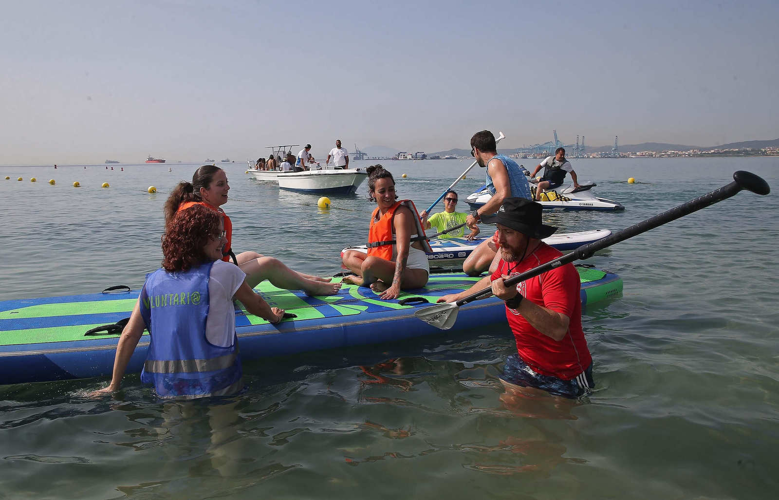 Fotos de la primera jornada de la XI Semana Mágica de la Asociación de amigos unidos Por una Sonrisa en la playa de Palmones