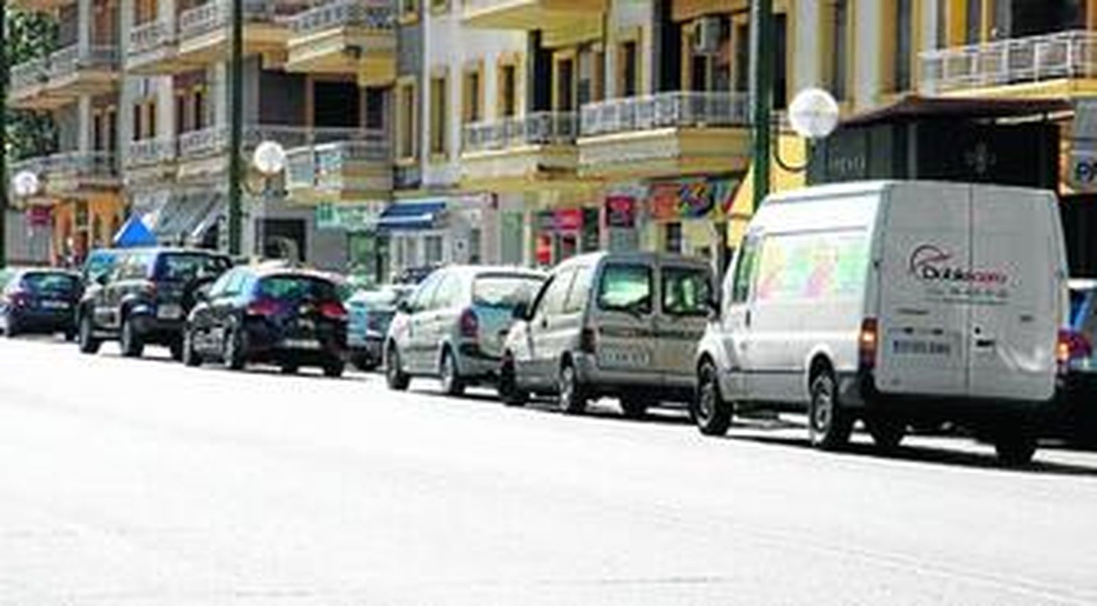 Vehículos estacionados en doble fila en la calle Eduardo Dato.