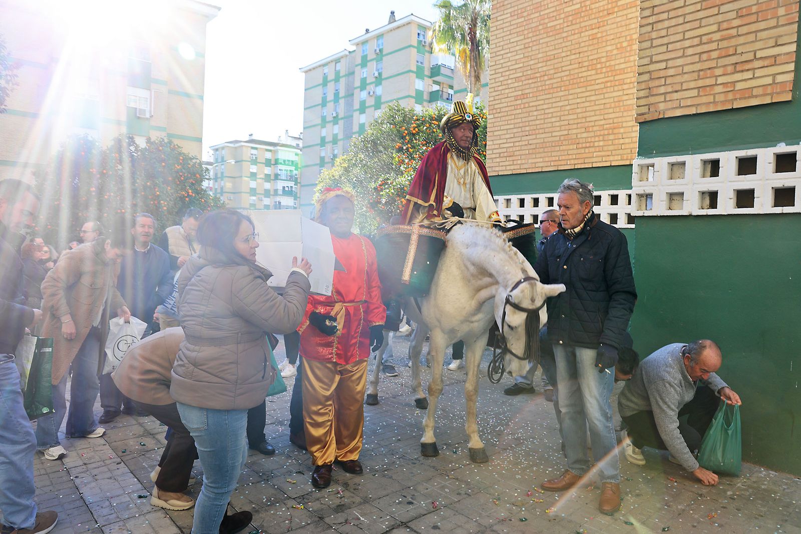 Día de regalos y Reyes Magos por los barrios de la ciudad
