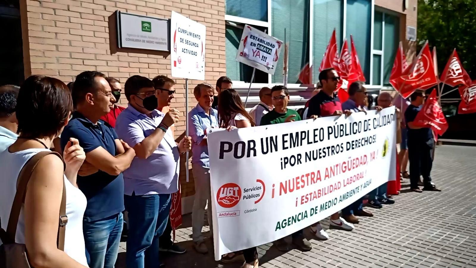 Concentración ante la delegación de Medio Ambiente de Córdoba. Concentración ante la delegación de Medio Ambiente de Córdoba.
