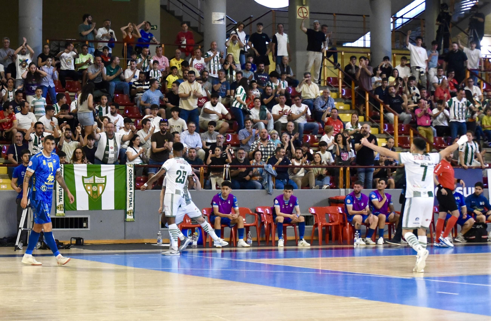 Las mejores fotos del ambiente en Vista Alegre para el Córdoba Futsal - Peñíscola
