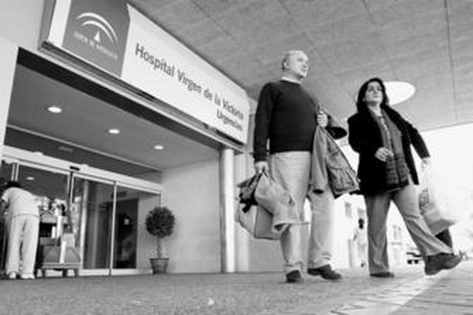 Entrada a Urgencias del Clínico, donde se enfrentaron las dos bandas.