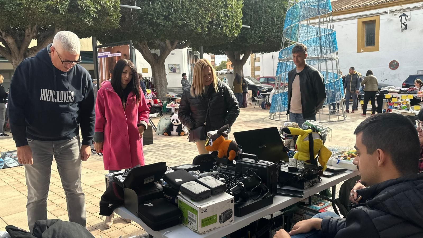 Huércal de Almería da una segunda vida a la ropa y tecnología: así se ha vivido Huercallapop