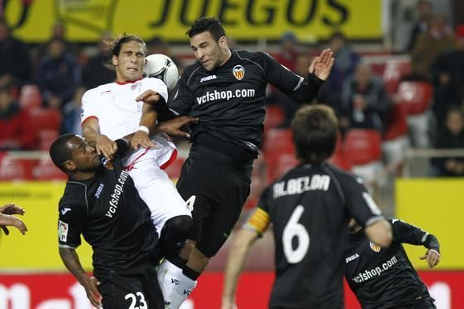 El Sevilla no puede remontar al Valencia en el Sánchez Pizjuán y queda eliminado de la Copa del Rey (2-1). / Antonio Pizarro