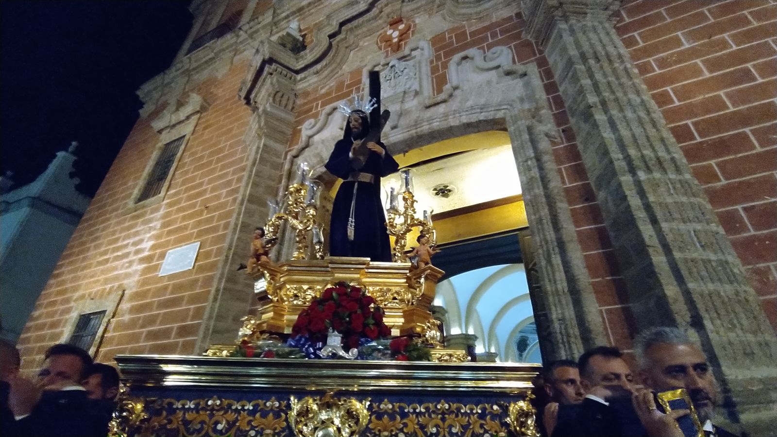 Momento en el que sale la imagen de Nuestro Padre Jesús Nazareno de la Iglesia Mayor para presidir el vía crucis en San Fernando.