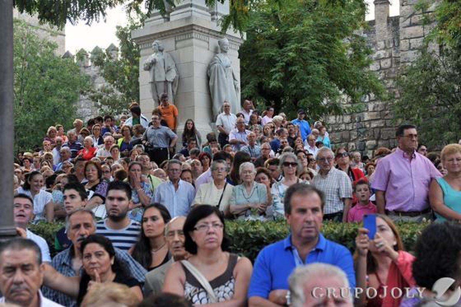 Los sevillanos miran a la virgen pasar. 

Foto: Juan Carlos Vázquez