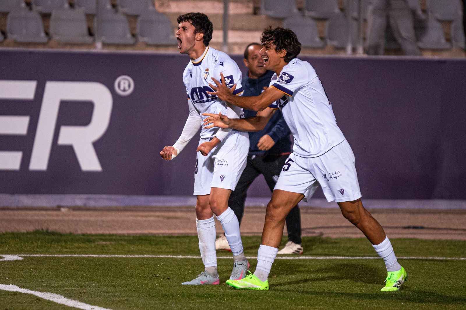 Manu López celebra con Maroto uno de los goles al Recreativo de Huelva.