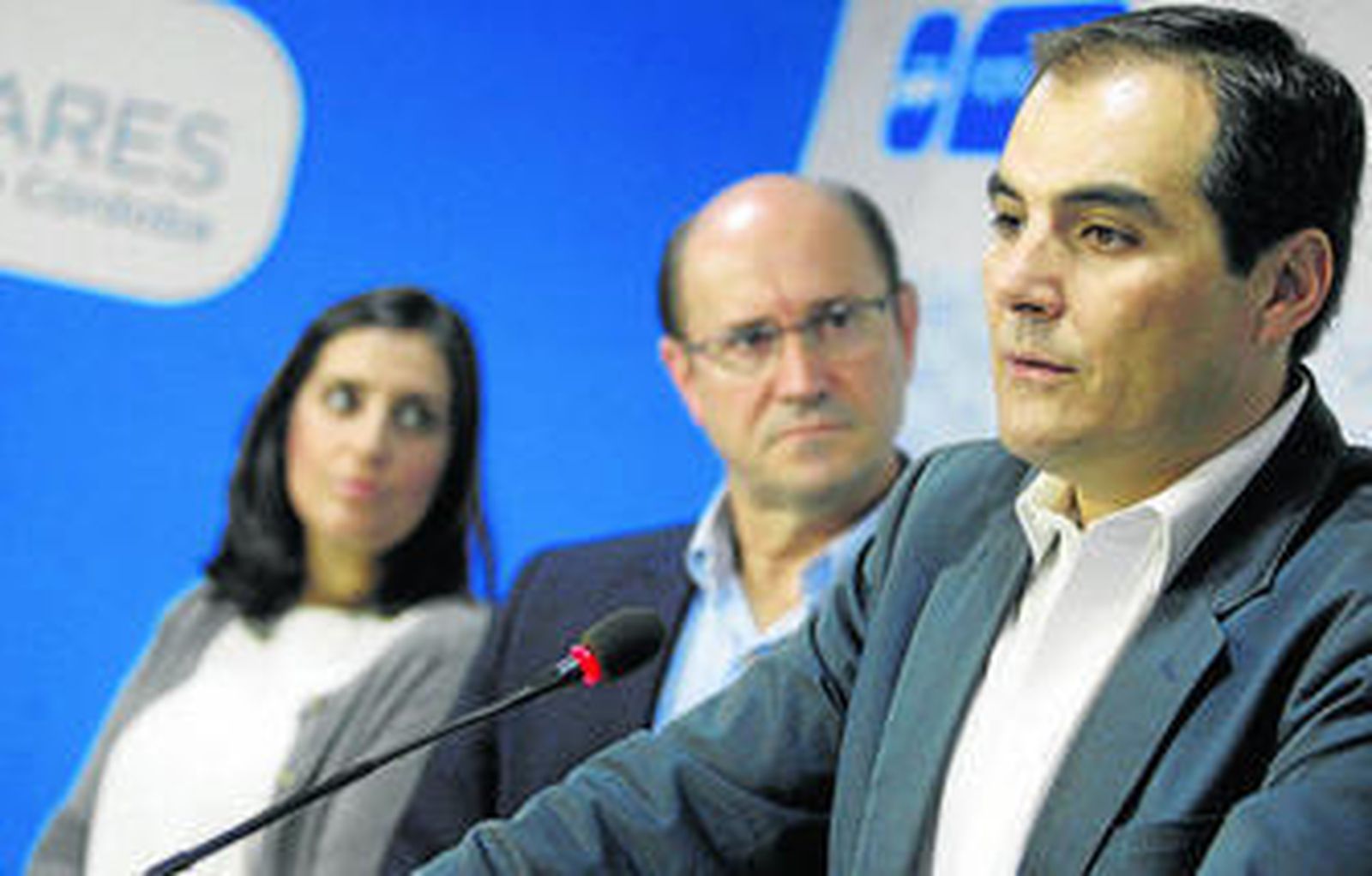 José Antonio Nieto hace balance de la legislatura en presencia de Federico Cabello de Alba y Beatriz Jurado.