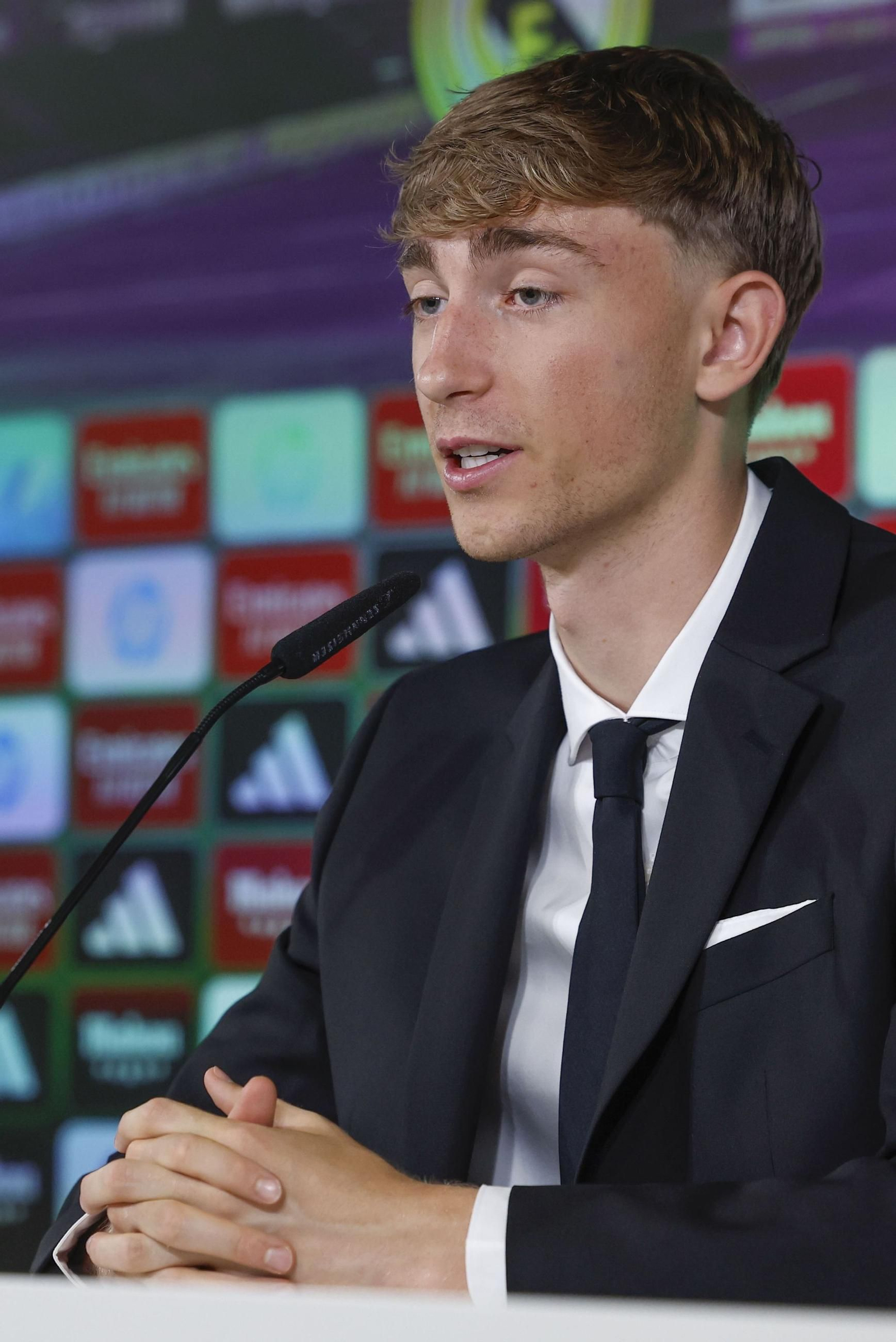 Las fotos del malagueño Dean Huijsen en su presentación con el Real Madrid