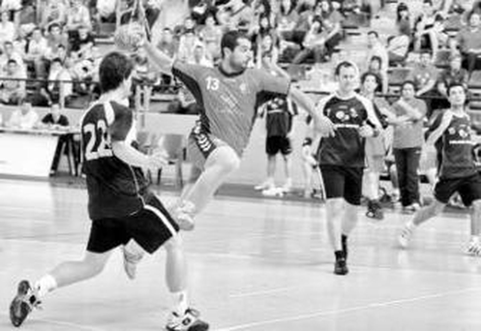 Paco Luz concluye un contraataque ante La Loma.