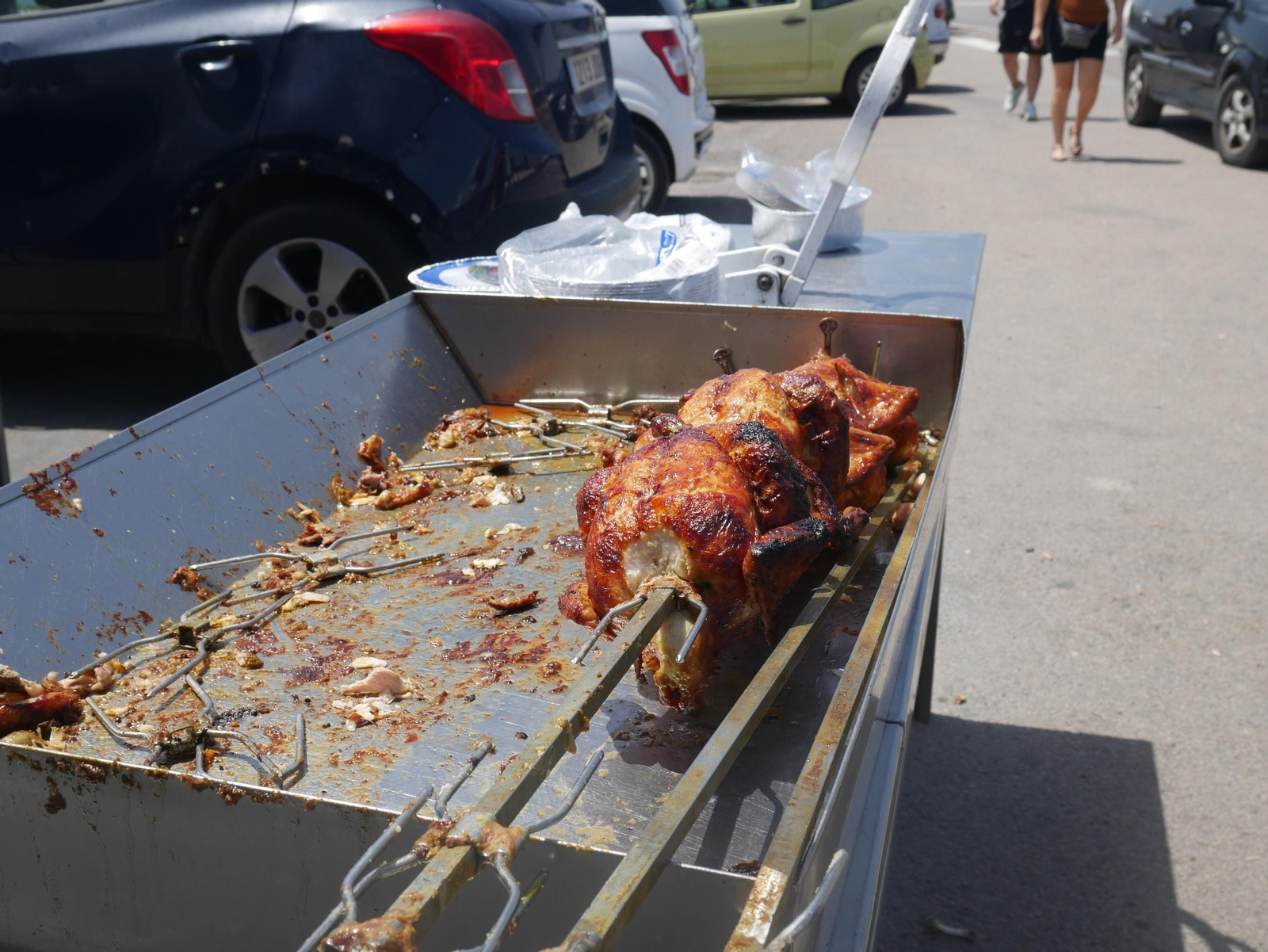 Así es la venta de pollos asados en los negocios ambulantes de Almería