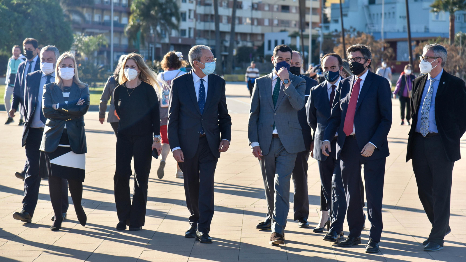 Las fotos del la visita de Juanma Moreno a las obras del Lago maritimo