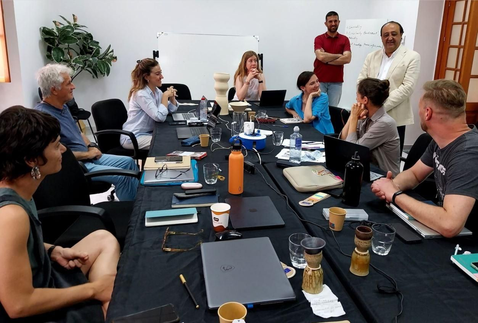 Francisco Zurita, en su visita al equipo que trabaja en la implementación del proyecto piloto jerezano 'SONE'. Francisco Zurita, en su visita al equipo que trabaja en la implementación del proyecto piloto jerezano 'SONE'.