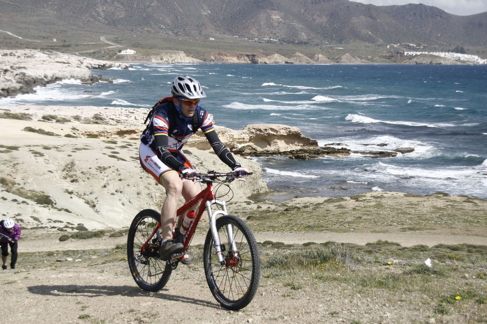 Ciclista en la costa de Almería