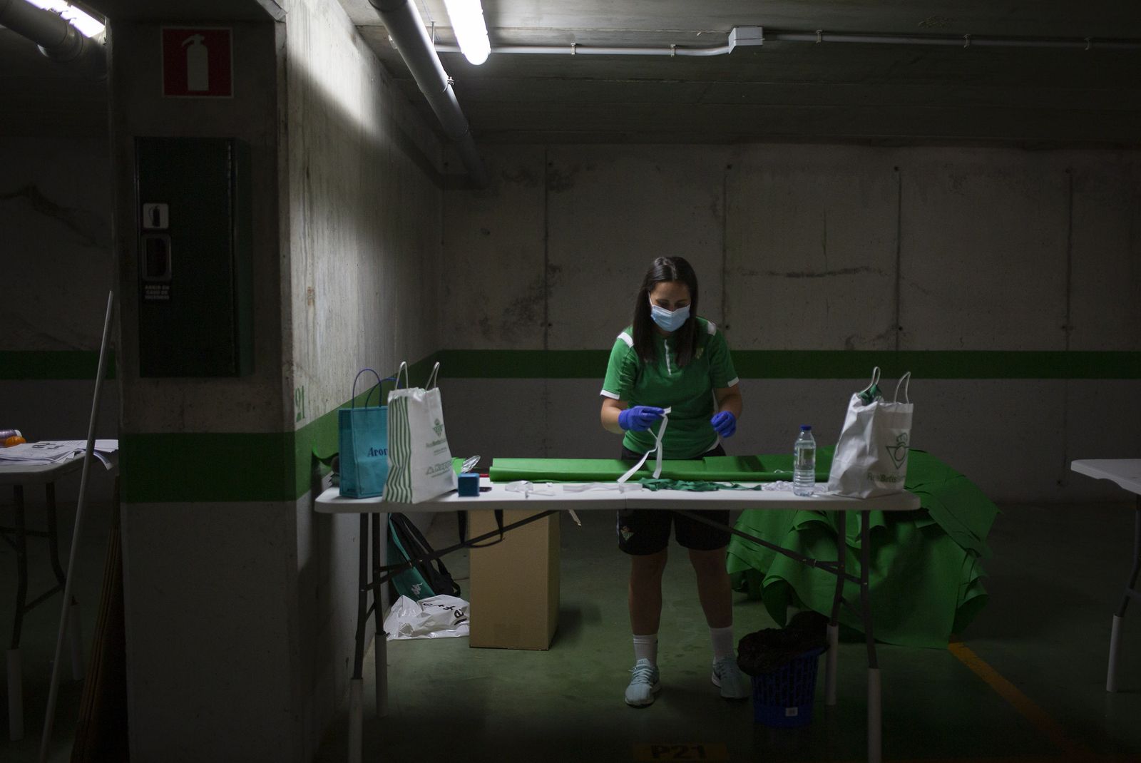 Coronavirus: Las jugadoras del Betis fabrican batas y  mascarillas para los sanitarios