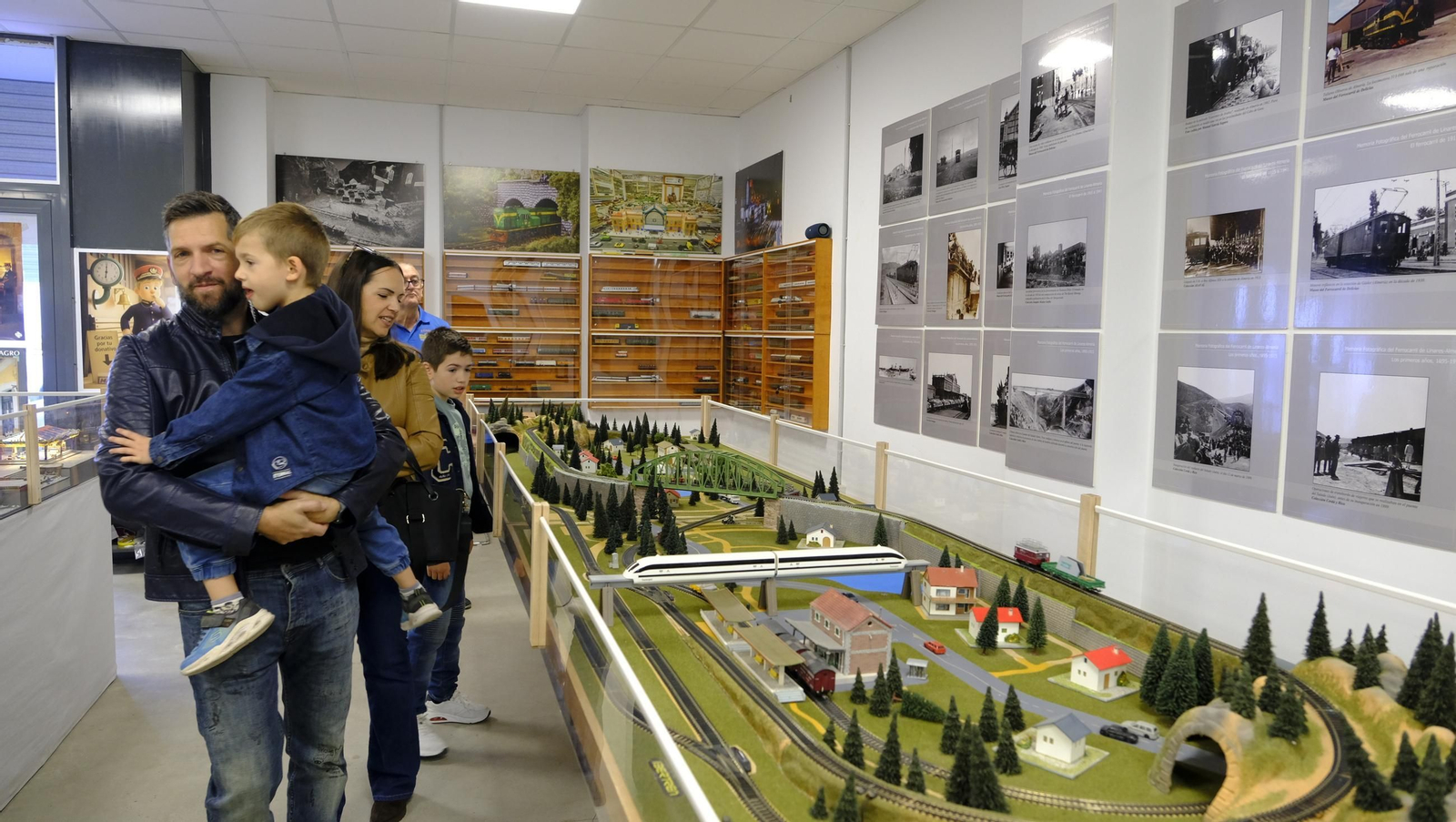 Jornada de puertas abiertas de la Asociación de Amigos del Ferrocarril de Almería (ASAFAL), en imágenes