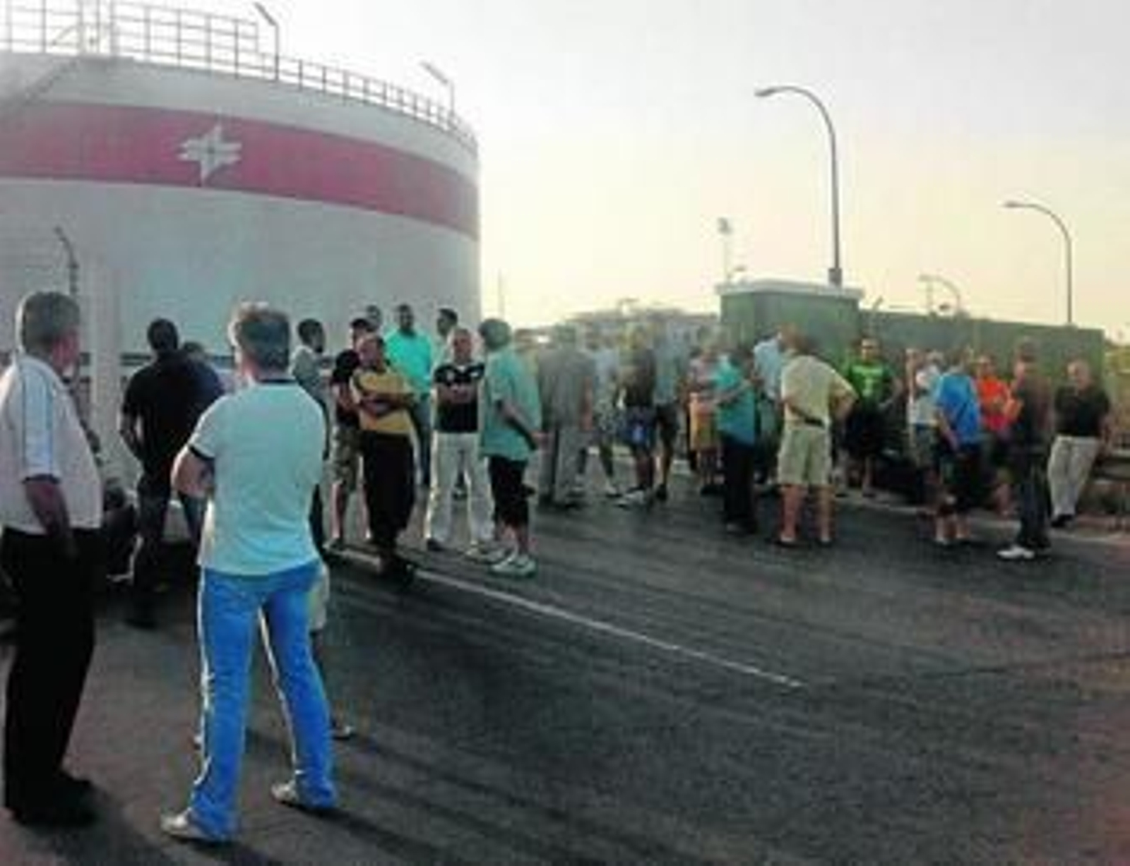 Imagen de los trabajadores concentrados ayer a las puertas de la fábrica de Cepsa Química Guadarranque.