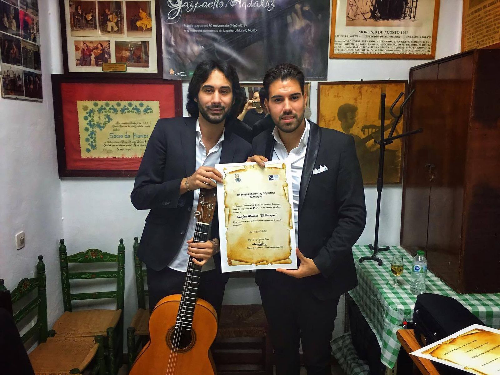 El Berenjeno y Manuel Heredia posan con el premio.