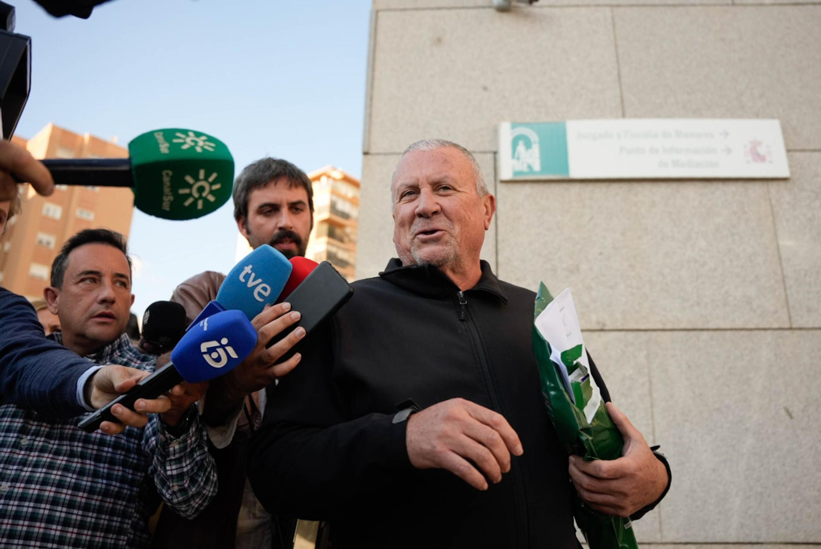 El alcalde de Fines a la salida de los juzgados de Almería la semana pasada.