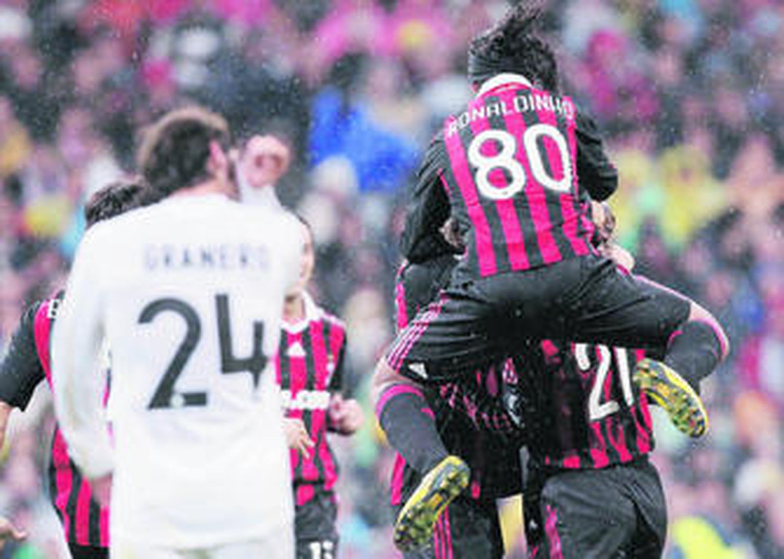 Los jugadores del Milan celebran el primer tanto ante la desolación de Granero.