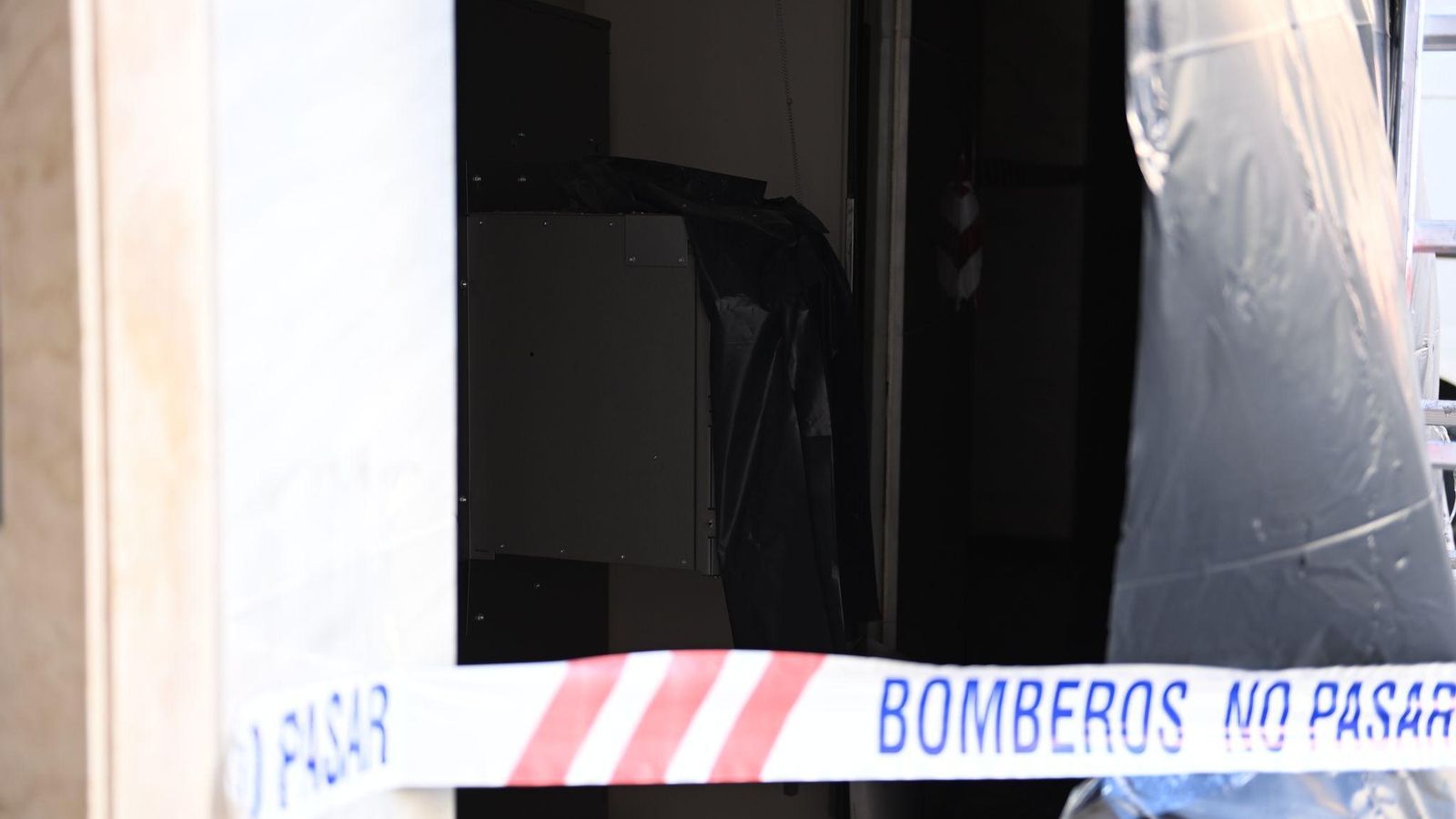 Los bomberos acordonaron la zona.