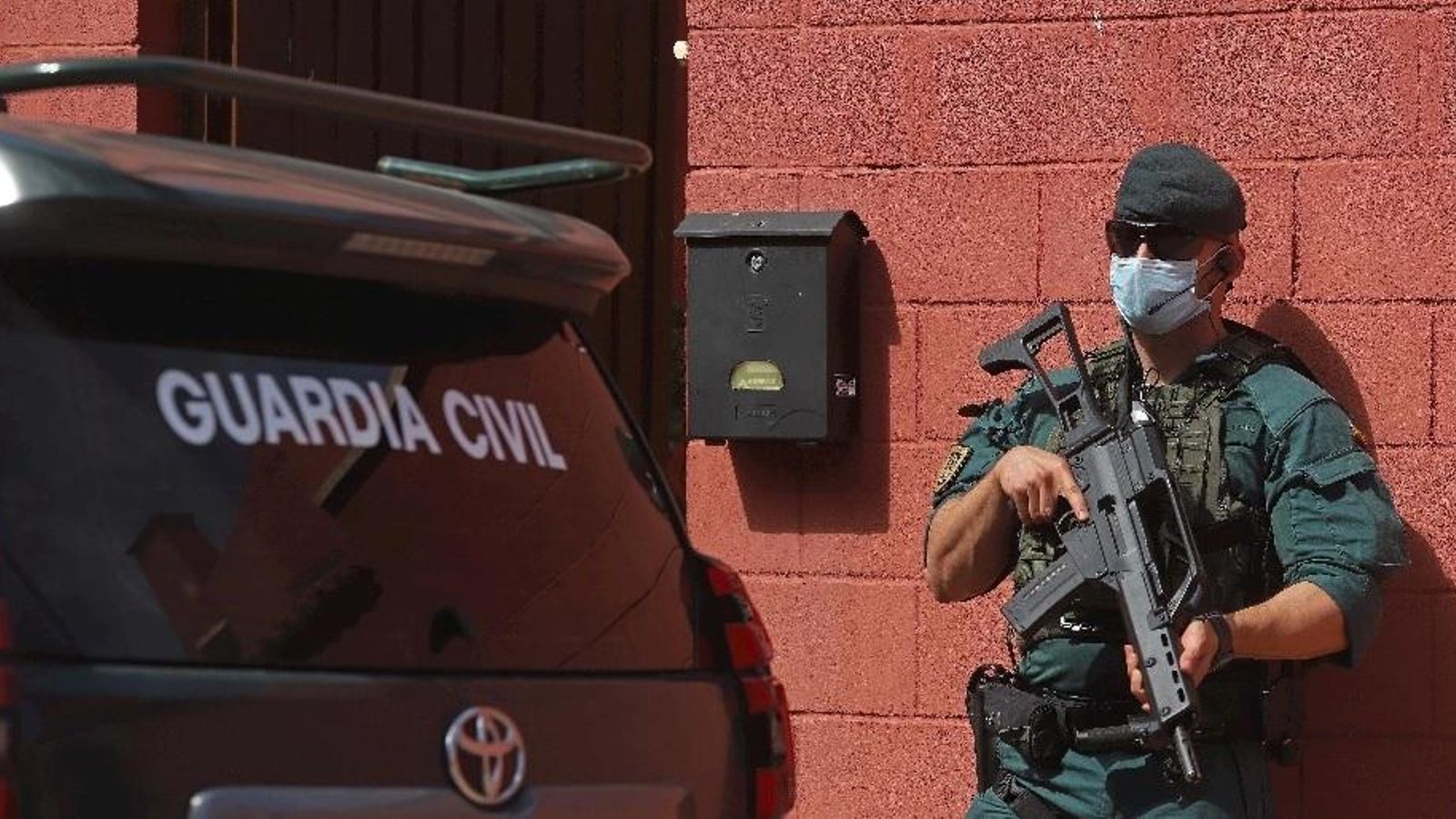 Un agente de la Guardia Civil, ante uno de los domicilios registrados el pasado día 8.