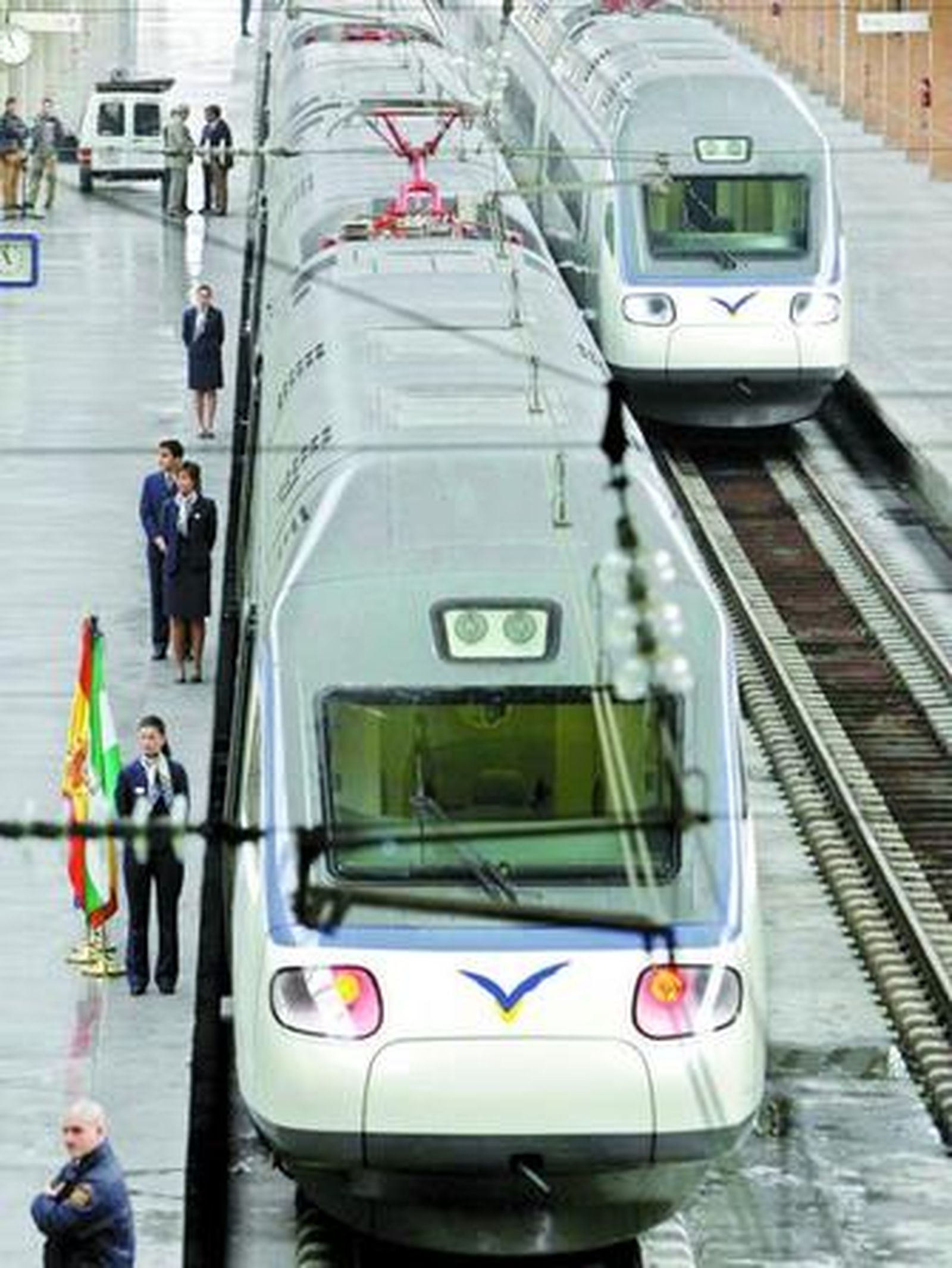 Dos trenes lanzadera, esperando pasajeros en la estación de Córdoba.