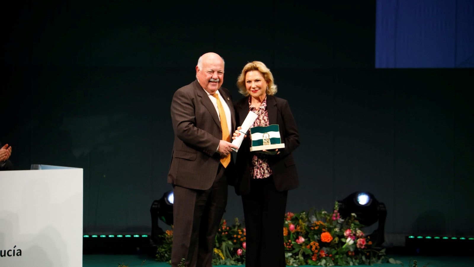 Inmaculada Salcedo recibe la distinción. Inmaculada Salcedo recibe la distinción.