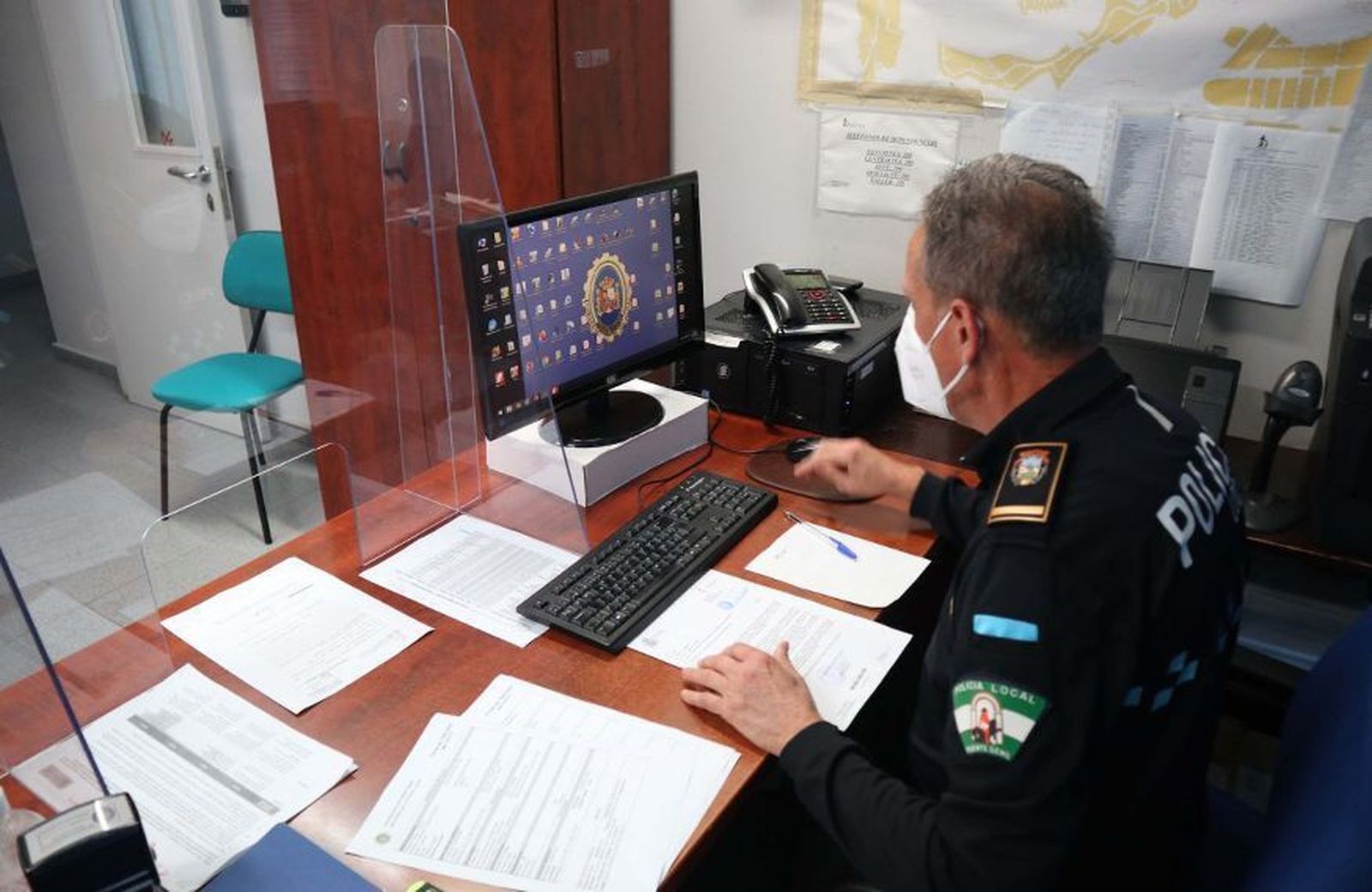 Un agente en la Jefatura de la Policía Local de Puente Genil.