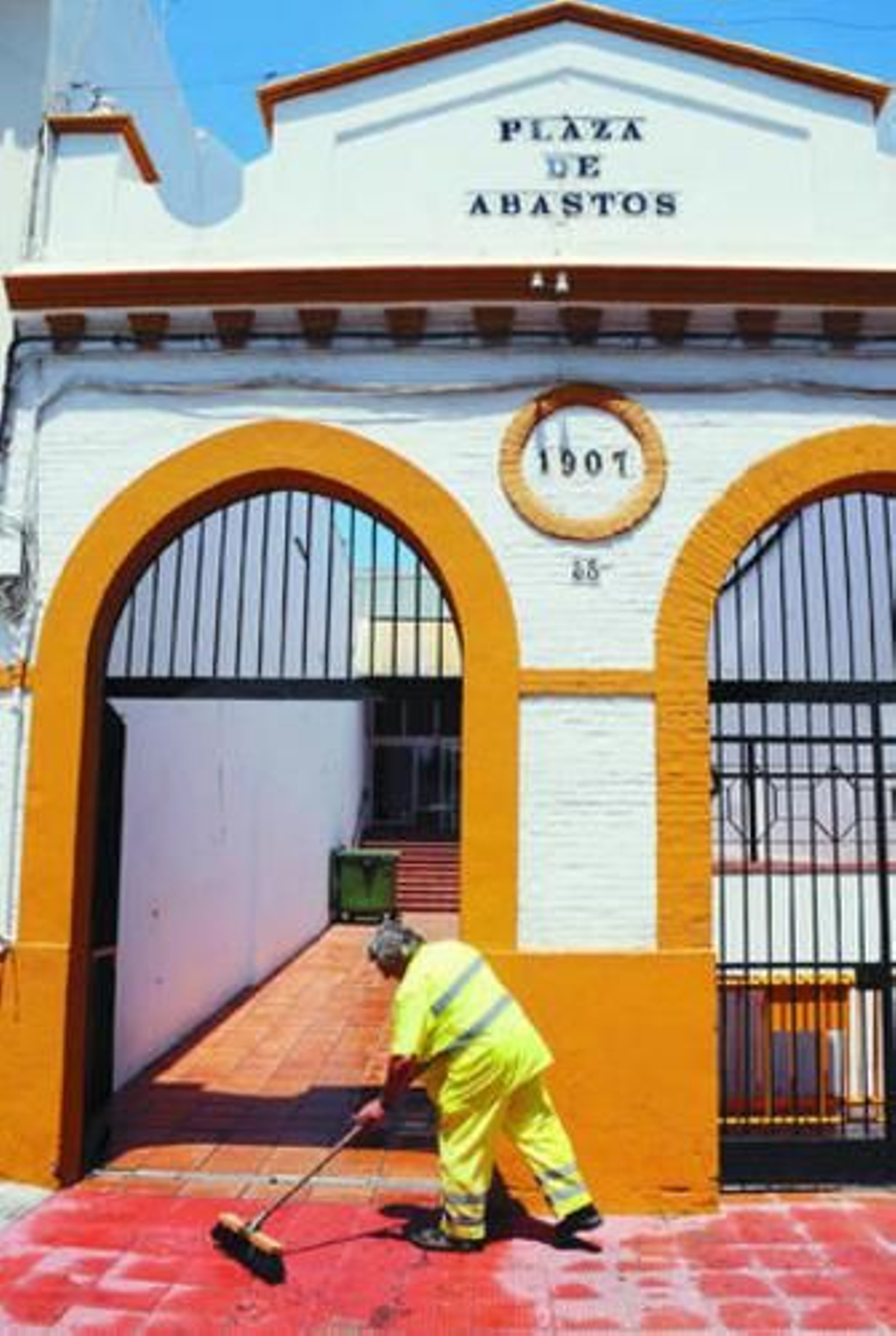 Un operario limpia los restos de sangre donde se produjo el tiroteo.
