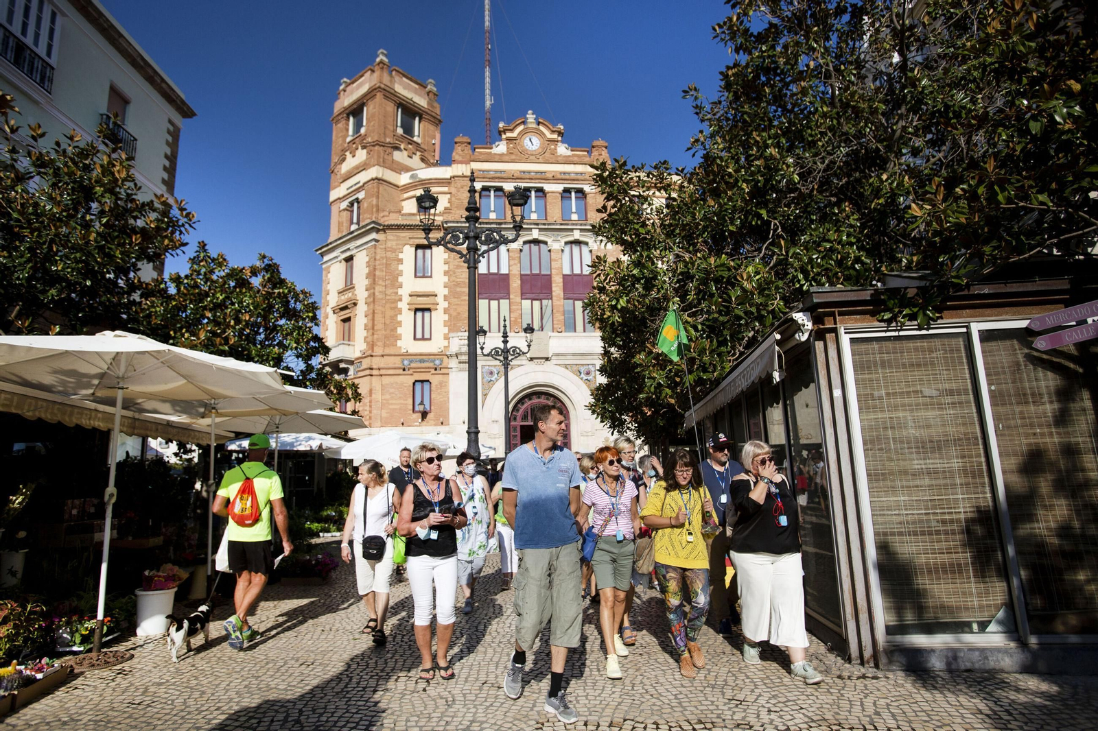 Turistas por la Plaza de las Flores.