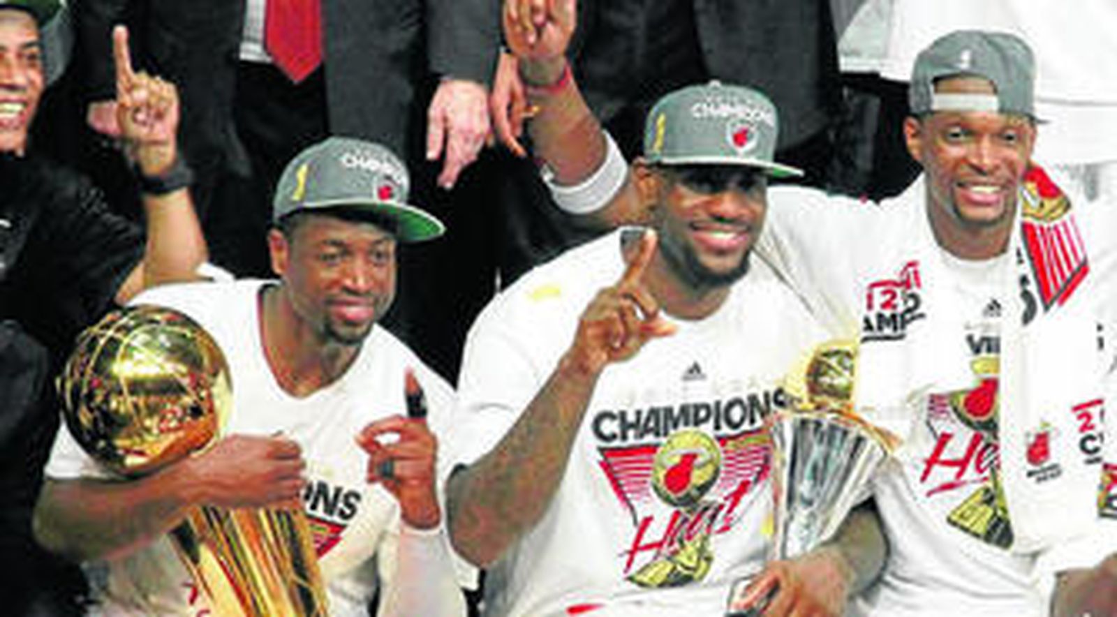 Dwyane Wade, LeBron James y Chris Bosh, el 'Big Three' de los Heat, celebran la conquista del título de la NBA.