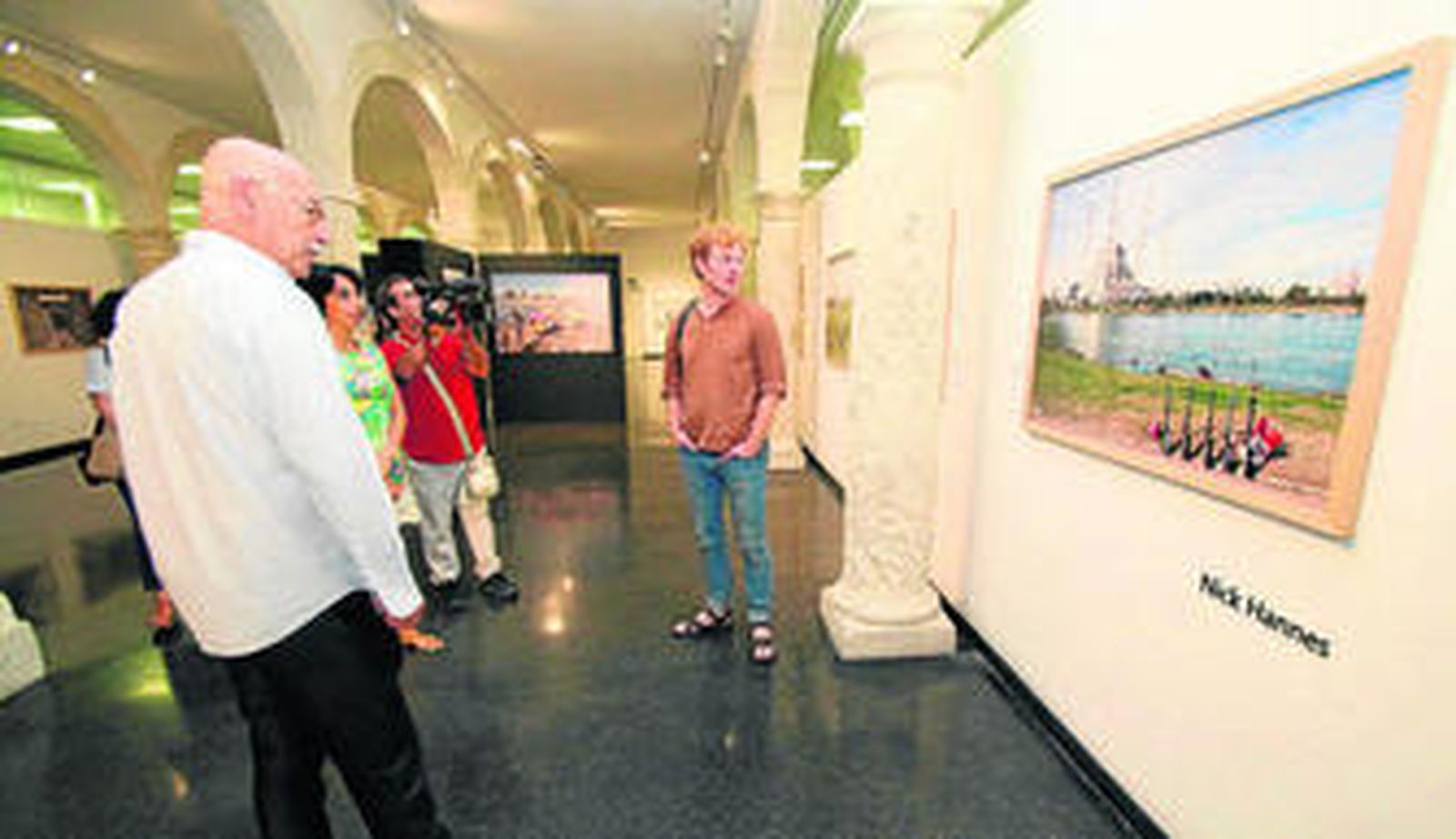 Pablo Juliá, director del CAF, acompaña a Nick Hannes por la exposición que presentó ayer en Almería.