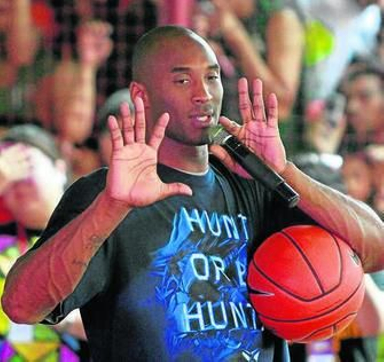 Miguel Ángel Jiménez golpea la cola desde el búnker del hoyo 12. Miguel Ángel Jiménez golpea la cola desde el búnker del hoyo 12.